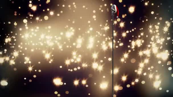 Weihnachtsmütze Über Mikrofon Gegen Goldene Lichtpunkte Vor Schwarzem Hintergrund Weihnachtsmusik — Stockvideo