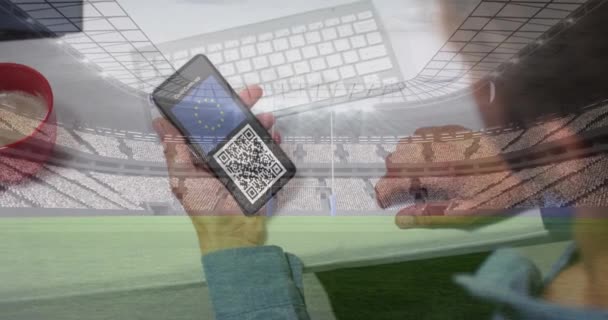 Анимация Человека Держащего Смартфон Ковидом Прививочных Паспортов Над Стадионом Глобальный — стоковое видео