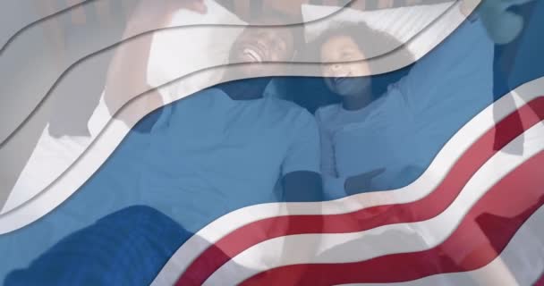 Amerikan Bayrağının Afro Amerikan Baba Kızının Selfie Çekerken Dalgalanması Amerikan — Stok video