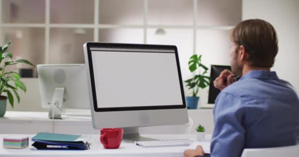 Homem Caucasiano Sentado Mesa Assistindo Codificação Processamento Dados Tela Computador — Vídeo de Stock