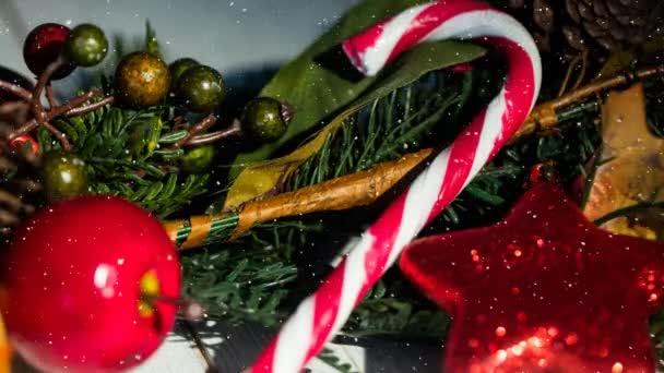糖果圣诞装饰上飘落的雪花的动画 圣诞节 传统和庆祝概念数字制作的视频 — 图库视频影像