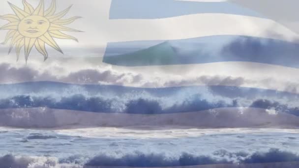 Κινούμενη Σημαία Του Uruguay Φυσάει Πάνω Από Παραλία Θαλασσογραφία Ταξίδια — Αρχείο Βίντεο