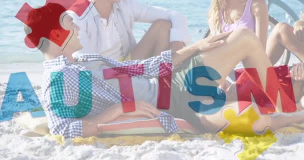 在夏天的海滩派对上 用五颜六色的拼图和孤独症的文字向快乐的朋友们展示 自闭症 学习困难 支持和意识概念数字生成的视频 — 图库视频影像