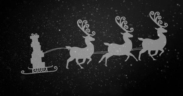 雪橇上的圣诞礼物的轮廓上飘落着降雪的数字图像 由灰蒙蒙背景的驯鹿拉着 圣诞节庆祝活动的传统概念 — 图库照片