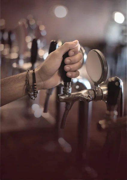 Zamknij Widok Rękę Trzymającą Kranówkę Piwem Barze Browar Piwny Pub — Zdjęcie stockowe