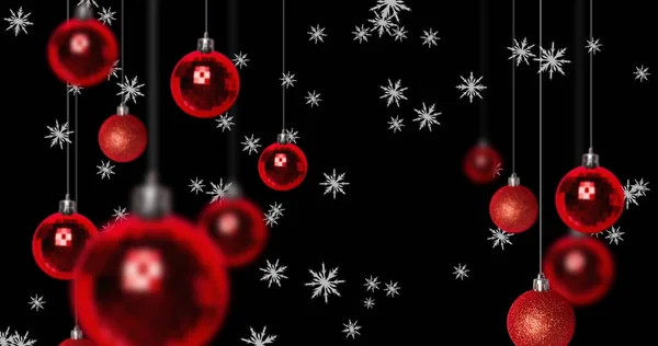 Цифровое Изображение Снежинок Падающих Рождественские Красные Безделушки Висящие Черном Фоне — стоковое фото