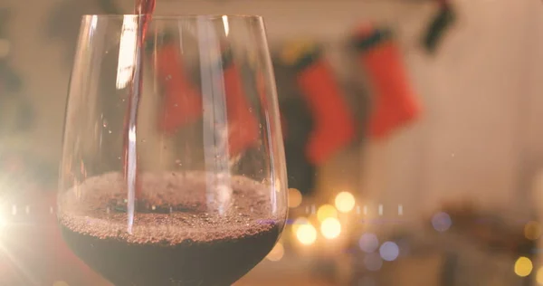 Imagem Vinho Tinto Sendo Derramado Vidro Sobre Meias Natal Natal — Fotografia de Stock