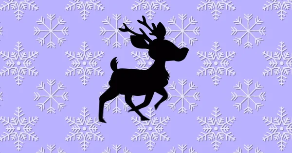 青い背景に動く雪片に対して走る樹脂の黒いシルエットのデジタル画像 クリスマスお祝いの伝統的なコンセプト — ストック写真
