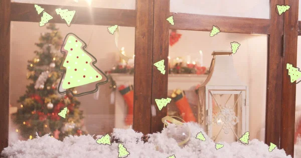 木製の窓枠に落下する複数のクリスマスツリーアイコンのデジタル画像 クリスマスお祝いの伝統的なコンセプト — ストック写真