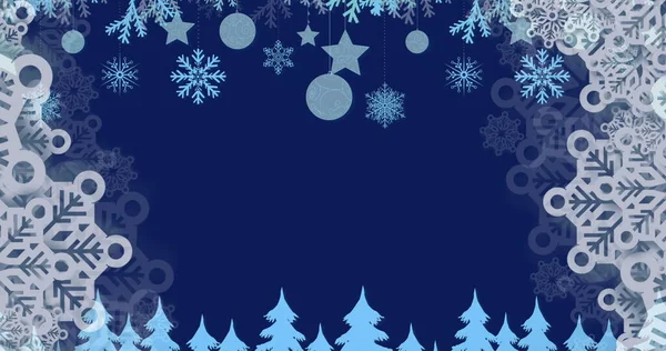 白色的雪花飘落在圣诞节的星空上 白色的装饰物和蓝色背景下的多棵树 圣诞节庆祝活动的传统概念 — 图库照片