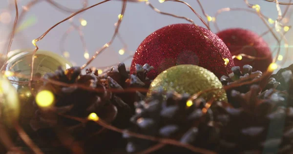 Afbeelding Van Kerstversiering Met Kerstballen Verlichting Dennenappels Kerstseizoenen Festiviteit Viering — Stockfoto