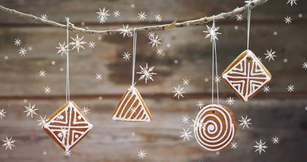 Imagen Nieve Cayendo Sobre Decoración Navidad Pan Jengibre Colgante Concepto —  Fotos de Stock