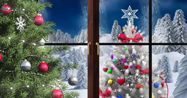 窓から見える冬景色と青を基調としたクリスマスツリーの装飾 — ストック写真