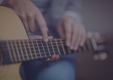 Gitar çalan birinin orta kısmını kapat. yaratıcı müzik kursu ve atölye arka plan şablon çizim kavramı