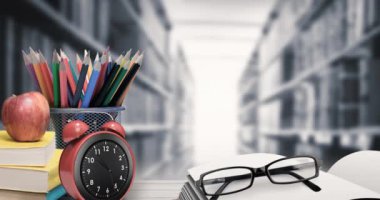 Okul eşyalarının ve arka plandaki kitapların animasyonu. eğitim, bilgi ve okul konsepti dijital olarak oluşturulmuş video.