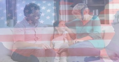 Amerika bayrağının mutlu beyaz büyükanne ve büyükbaba ve torununun kanepeye oturması üzerine canlandırılması. Amerikan vatanseverliği ve bağımsızlık kavramı dijital olarak oluşturulmuş video.