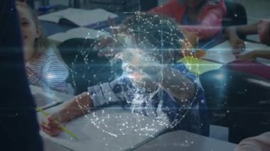 Afrika kökenli Amerikalı bir çocuğun ilkokulda elini kaldırması ile ilgili bir dünya bağlantı. küresel ağ oluşturma ve okul eğitimi kavramı