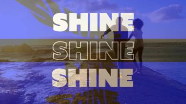 Sahilde pembe tonları olan bir çiftin üzerinde ışıltılı metin canlandırması. yaz, tatil ve sosyal medya konsepti dijital olarak oluşturulmuş video.