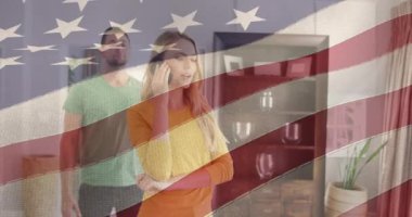 Evde kucaklaşan çift üzerine Amerikan bayrağı animasyonu. Vatanseverlik ve kutlama konsepti dijital olarak oluşturulmuş video.