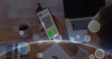 Ekranda QR kodlu akıllı telefonu tutan bir kadın için 6G yazılı. covid-19 aşı sertifikası ve sağlık kartı konsepti