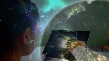 İlkokulda dijital tablet kullanan kızlara karşı dönen küre ve iletişim ağı. küresel ağ oluşturma ve okul eğitimi kavramı