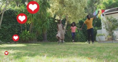 Bahçedeki mutlu Afro-Amerikan ailesinin kalp ikonlarının canlandırılması. Aile hayatı, aşk ve doğa konsepti dijital olarak oluşturulmuş video.