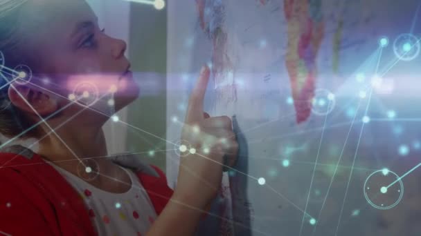 小学校での白人女の子読書マップとの接続のネットワークを耕す 世界的なネットワーキングと学校教育の概念 — ストック動画