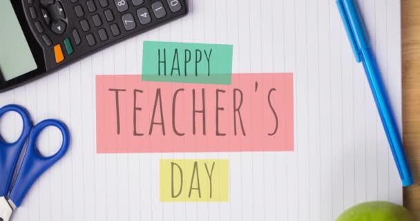 Animace Šťastného Učitelského Textu Nad Školními Předměty Dřevěném Pozadí Vzdělávací — Stock video