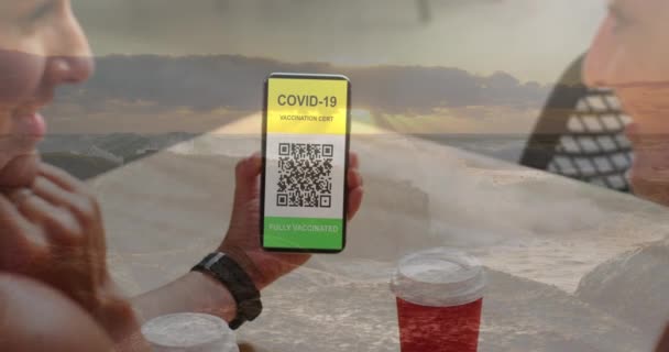 Composição Mulher Segurando Smartphone Com Código Tela Contra Ondas Mar — Vídeo de Stock
