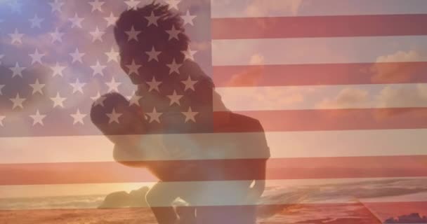 Анимация Флага Соединенных Штатов Америки Над Парой Веселящихся Американский Патриотизм — стоковое видео