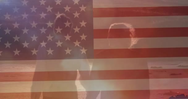 Animación Bandera Estados Unidos América Sobre Pareja Caminando Por Playa — Vídeo de stock