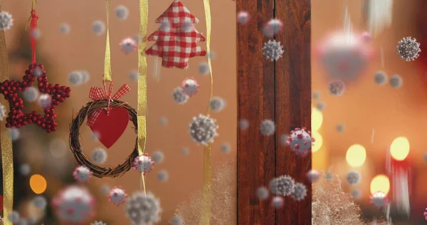 Εικόνα Από Covid Κύτταρα Που Κινούνται Πάνω Από Χριστουγεννιάτικες Διακοσμήσεις — Φωτογραφία Αρχείου