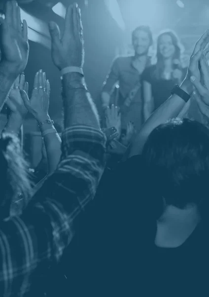 Sobreposição Azul Sobre Grupo Pessoas Desfrutando Concerto Música Festival Música — Fotografia de Stock