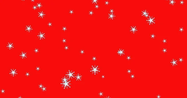 赤い背景に落ちる複数の白色の輝く星の画像 クリスマス祭の伝統的なお祝いのコンセプトデジタル生成されたイメージ — ストック写真