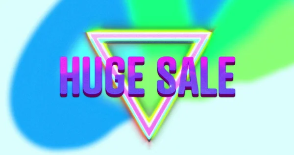 ネオン三角形の上に輝く紫色の文字で巨大な販売テキストのイメージと波の形 レトロなショッピング 貯蓄コンセプトデジタル生成画像 — ストック写真
