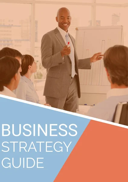 Tekst Przewodni Strategii Biznesowej Przeciwko Amerykańskiemu Biznesmenowi Który Wygłasza Prezentację — Zdjęcie stockowe