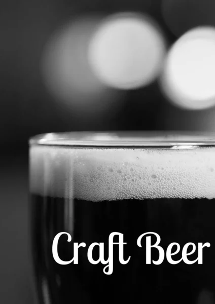 Texto Cerveza Artesanal Sobre Primer Plano Clase Cerveza Sobre Fondo —  Fotos de Stock