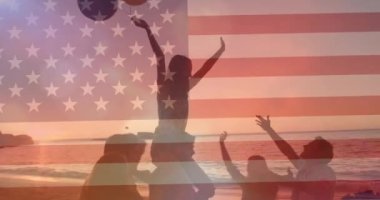 Amerika Birleşik Devletleri bayrağının arkadaşlarla eğlenirken canlandırılması. Amerikan vatanseverliği ve bağımsızlık kavramı dijital olarak oluşturulmuş video.