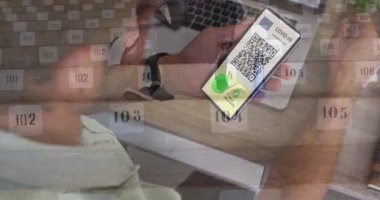 Akıllı telefon kullanan protez bacaklı adama karşı ekranda QR kodlu bir akıllı telefon tutan adam. covid-19 aşı sertifikası ve sağlık kartı konsepti