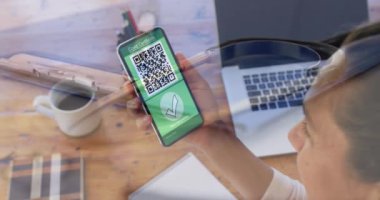 Masadaki steteskopa karşı ekranda QR kodlu bir akıllı telefonu tutan kadının kompozisyonu. covid-19 aşı sertifikası ve sağlık kartı konsepti