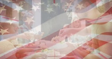 Yemek yerken aile üzerinde Amerikan bayrağının canlandırılması. Vatanseverlik ve kutlama konsepti dijital olarak oluşturulmuş video.