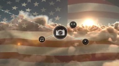 Amerika Birleşik Devletleri bayrağı ve gökyüzü üzerindeki simgelerle bağlantı ağının animasyonu. küresel bağlantılar ve dijital arayüz konsepti dijital olarak oluşturulmuş video.