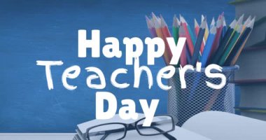 Mavi arka planda okul eşyaları üzerinden mutlu öğretmenler günü mesajı animasyonu. eğitim, bilgi ve okul konsepti dijital olarak oluşturulmuş video.