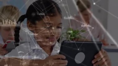 İlkokulda dijital tablet kullanan bir kıza karşı bağlantı ve veri işleme ağı. küresel ağ oluşturma ve okul eğitimi kavramı