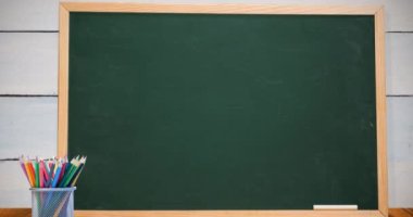 Yeşil arka plandaki kalemler üzerinden mutlu öğretmenler günü metninin animasyonu. eğitim, bilgi ve okul konsepti dijital olarak oluşturulmuş video.