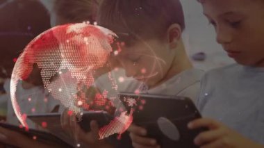 İlkokulda dijital tablet kullanan öğrencilere karşı dönen bir küre. küresel ağ oluşturma ve okul eğitimi kavramı