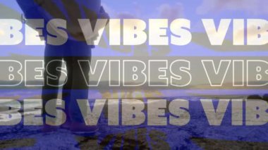 Battaniyeye sarılı, plajda pembe renkte duran çiftin güzel titreşimlerinin animasyonu. yaz, tatil ve sosyal medya konsepti dijital olarak oluşturulmuş video.