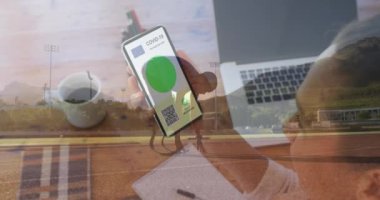 Ekranda QR kodlu akıllı telefonu olan bir kadın protez bacaklı erkek sporcuya karşı tutuyor. covid-19 aşı sertifikası ve sağlık kartı konsepti