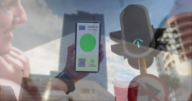 Elinde QR kodlu akıllı telefonu olan bir kadının kompozisyonu trafik ışığı ışığına karşı. covid-19 aşı sertifikası ve sağlık kartı konsepti