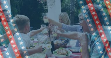 Bahçede yemek yiyen Kafkas ailesinin üzerinde yıldızlı çizgilerin canlandırılması. Amerikan vatanseverliği ve bağımsızlık kavramı dijital olarak oluşturulmuş video.